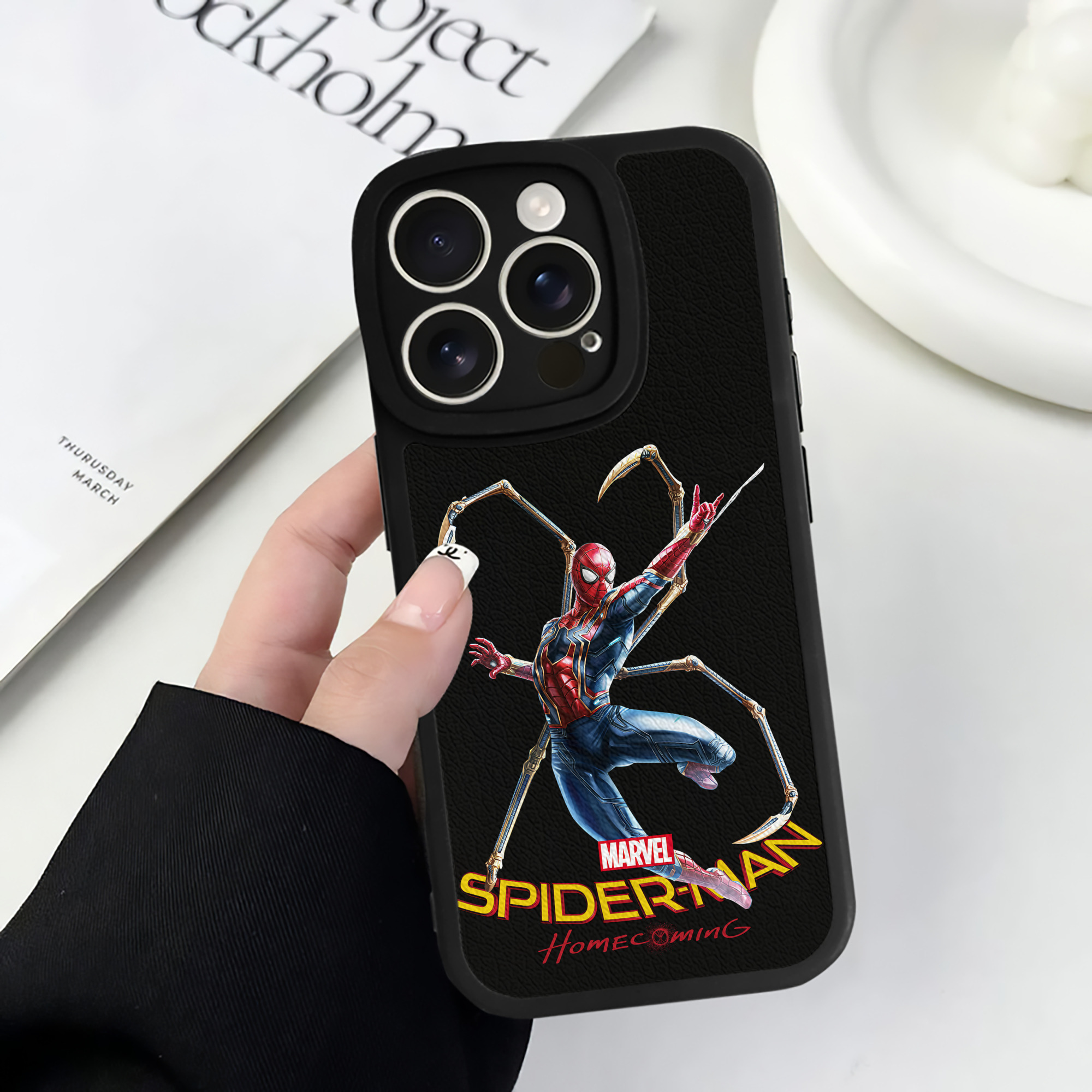 （画像用） Spider Man スパイダーマン 【iPhone 16シリーズ対応】シリコンスマホケース（レザー調） 材質：シリコン
